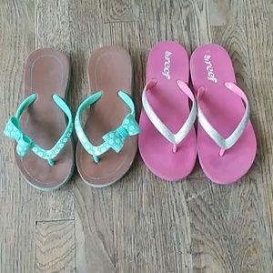 2 pairs of girls flip flops size 11 /12